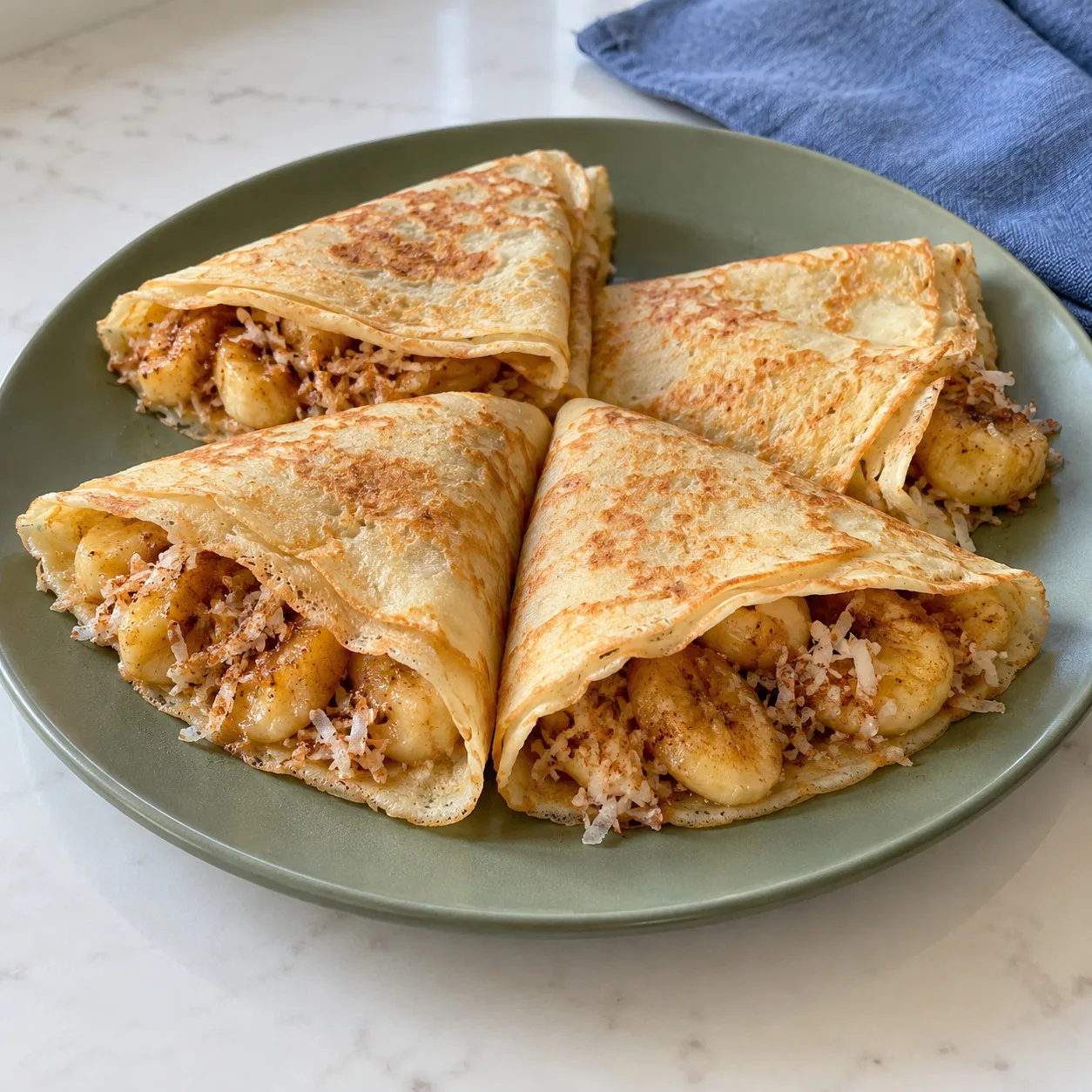Crepes de banana com coco dourado e canela