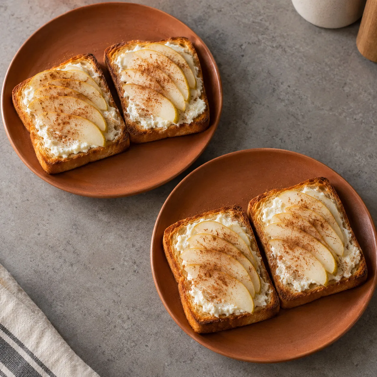 Torradas de forno com ricota, pera e canela