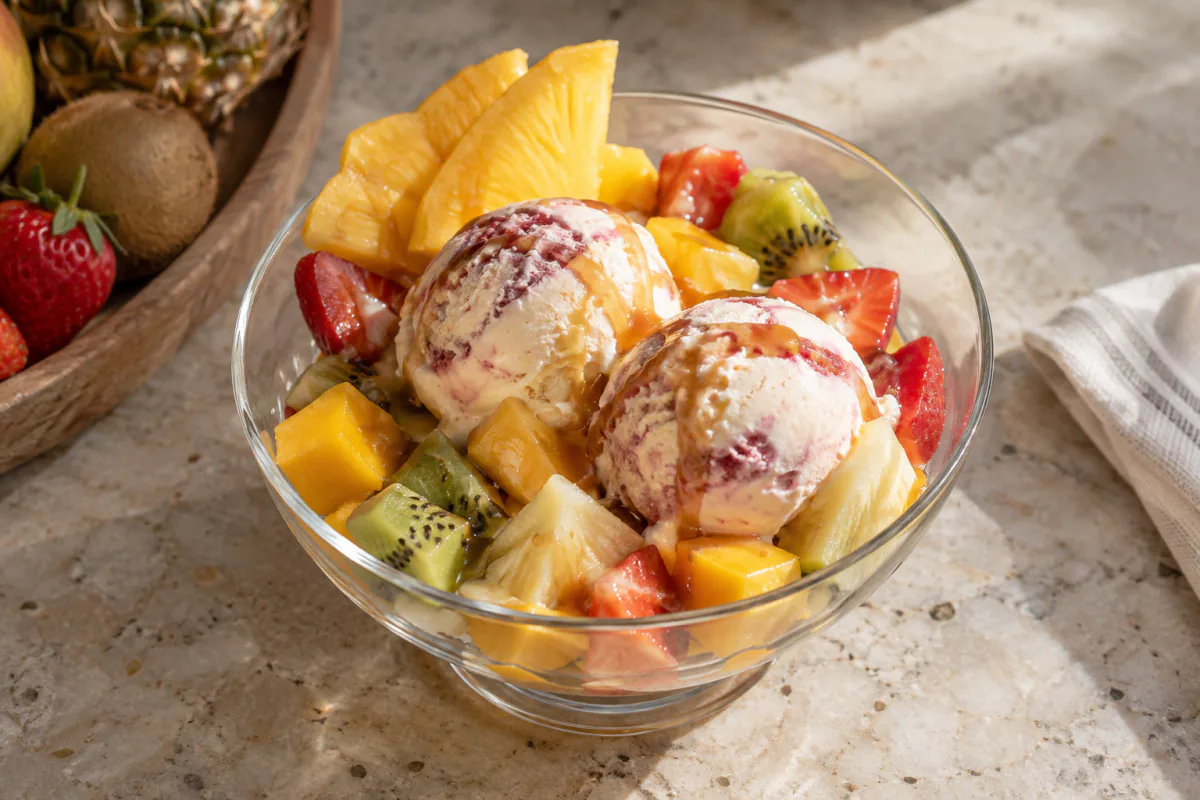 Taça de sorvete pronto com frutas frescas